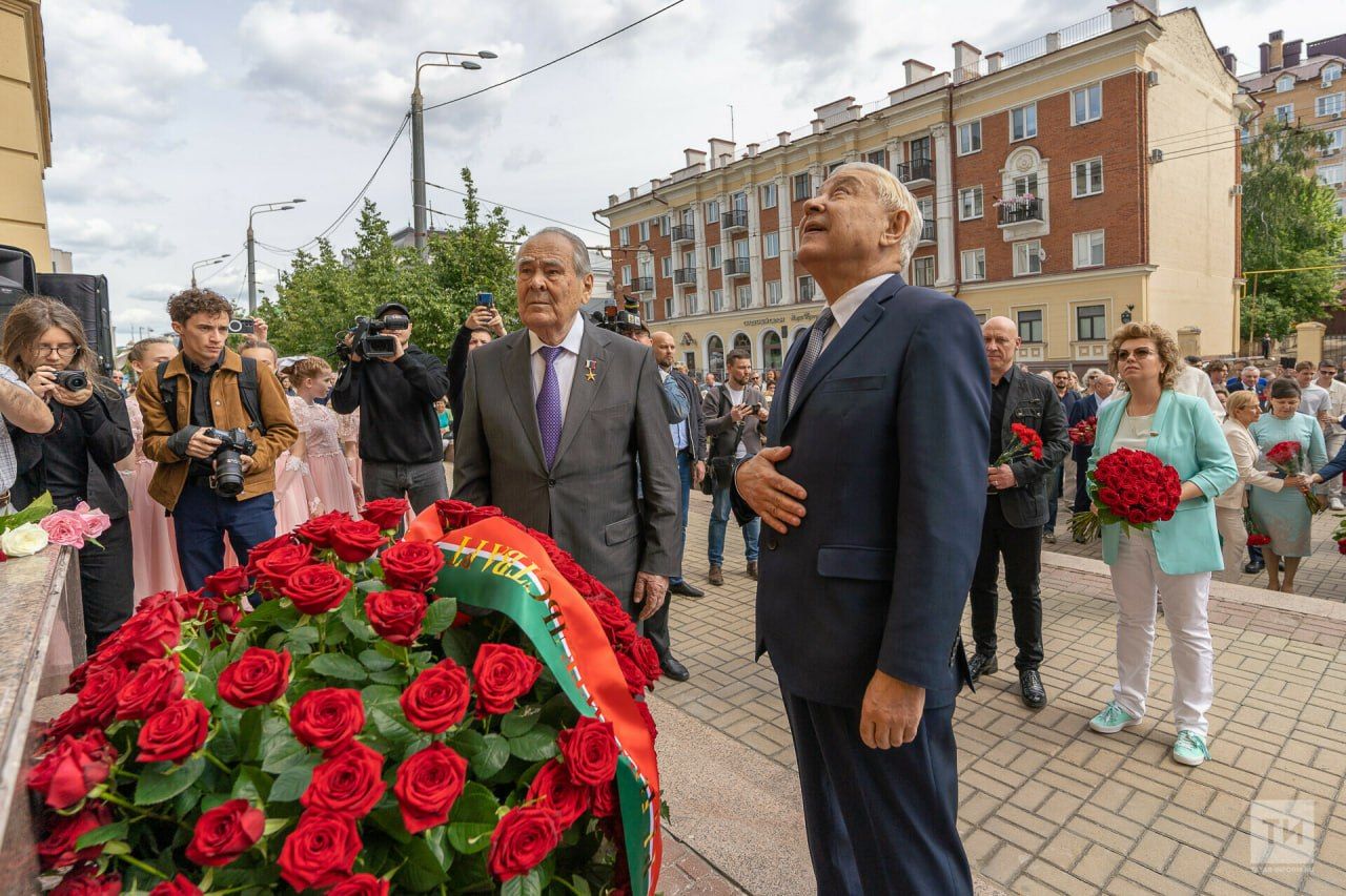 Шаймиев и Мухаметшин возложили цветы к памятнику Пушкину в Казани