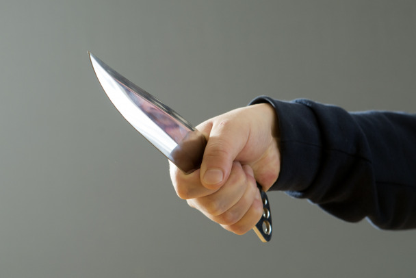 Мужчина получил ножом в шею у Кузи в Тихвине